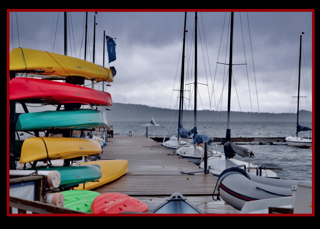 Kleurrijke bootjes aan het meer bij Ratzeburg op een stormachtige dag.